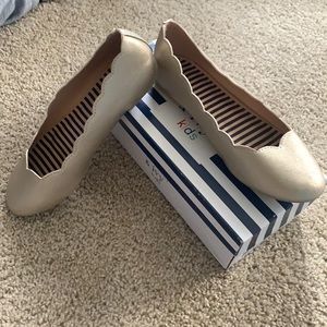 Gold kids dress shoes, new in box, size 4